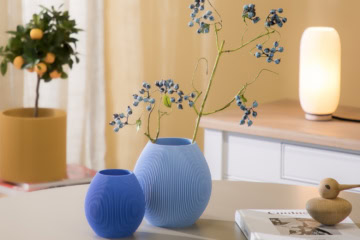 Design-Vasen und Leuchte von dennismaass