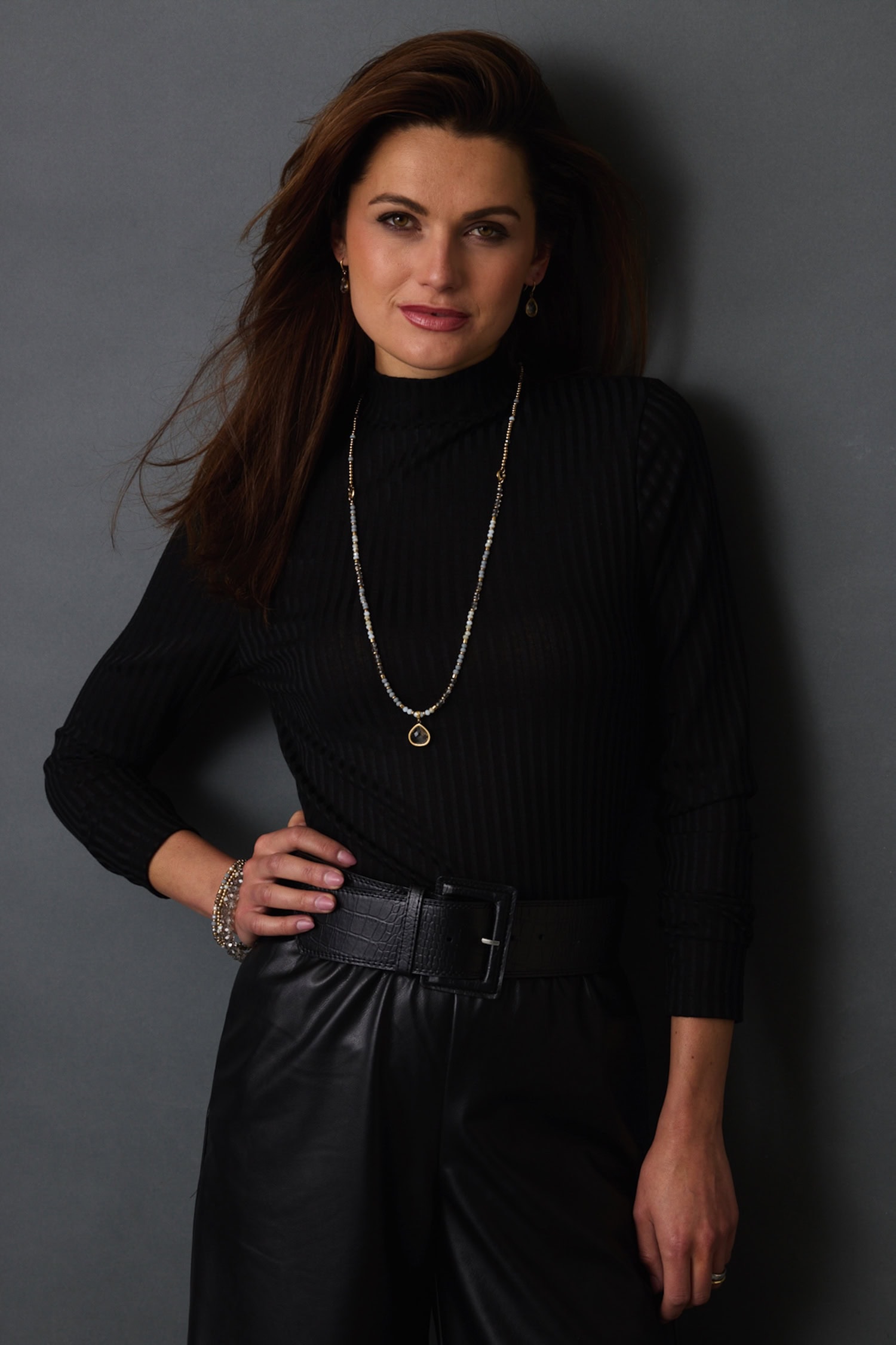 Frau in schwarzem Shirt und Rock mit einer Kette von Leonardo Jewels