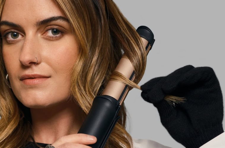 Frau mit blonden Haaren stylt sich