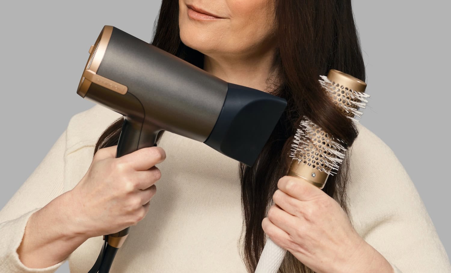 Frau benutzt Fön von Remington