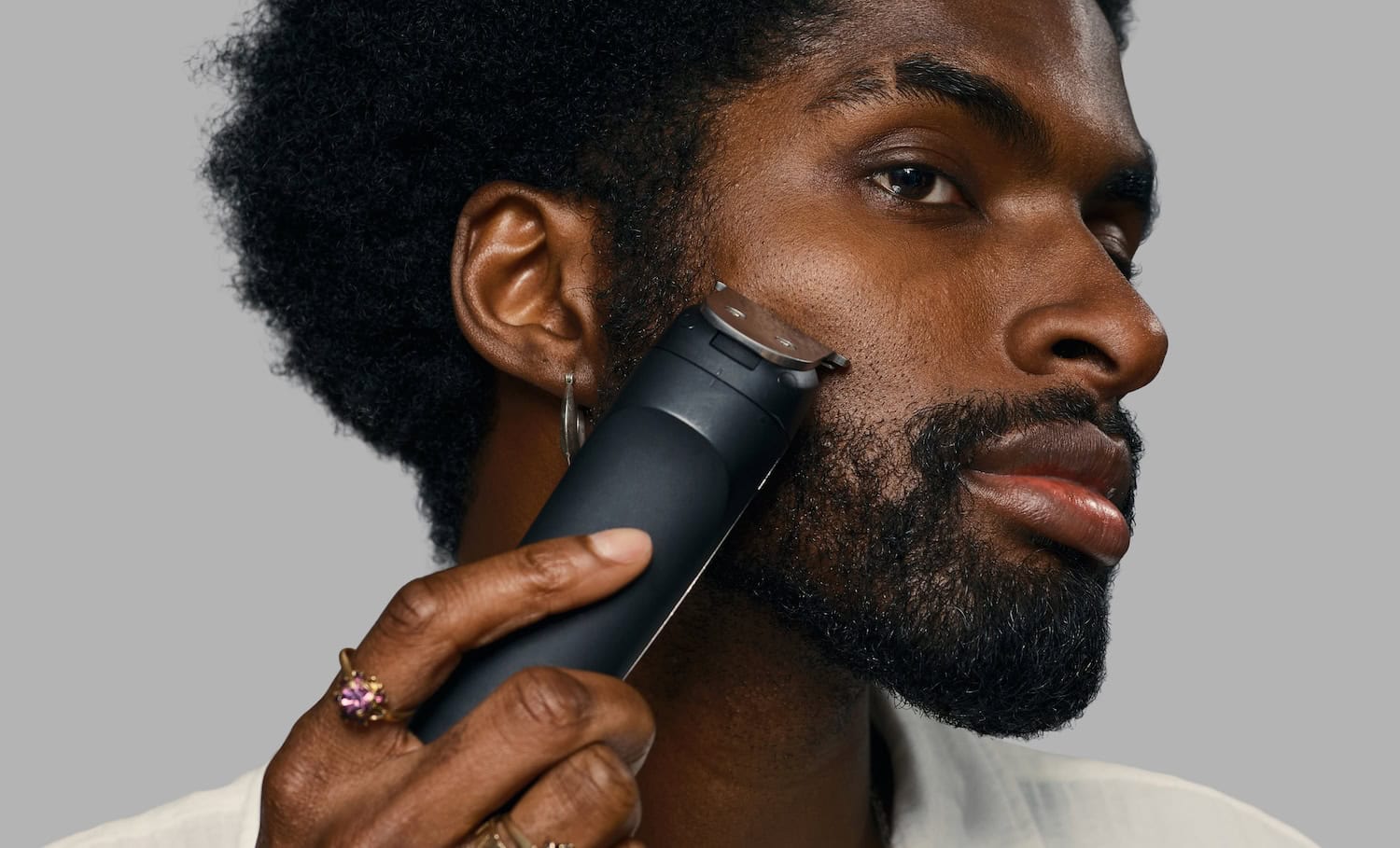 Mann trimmt seinen Bart