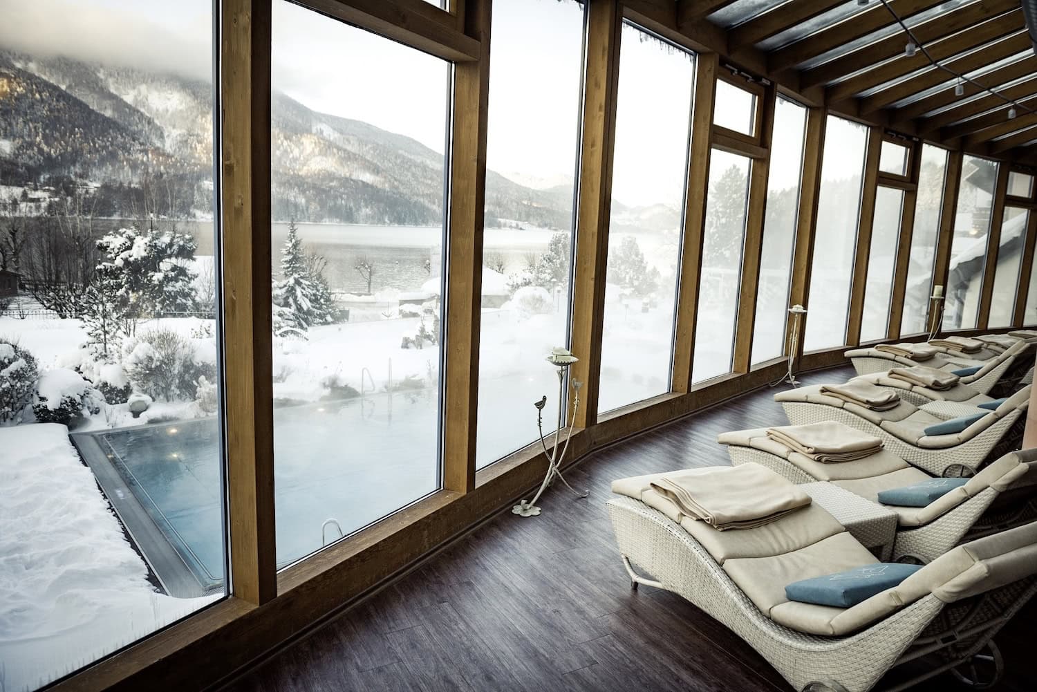 Spabereich mit Blick auf den winterlichen See im Waldhotel Fuschlsee Resort
