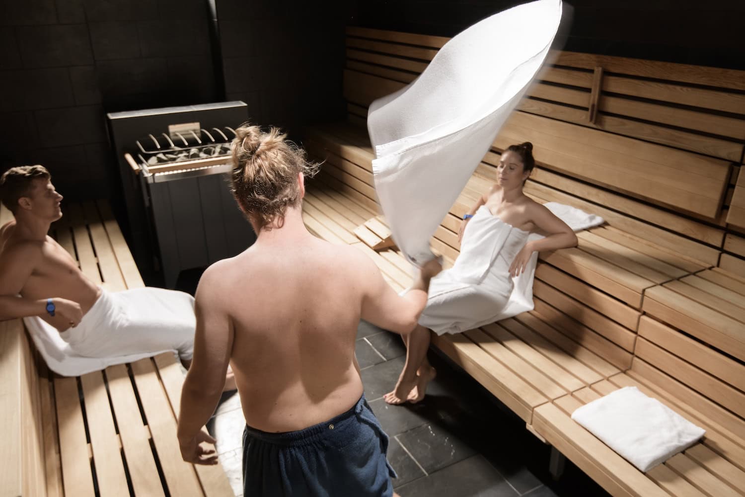 drei Menschen in der Sauna