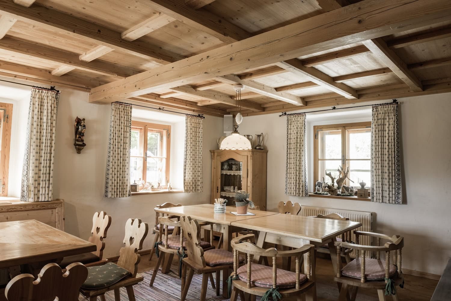 Waldhof Alm von Innen mit rustikal-gemütlicher Einrichtung