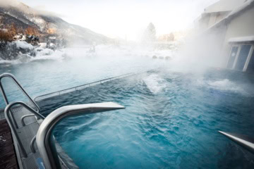 beheizter Außenpool mit Blick auf winterliche Landschaft