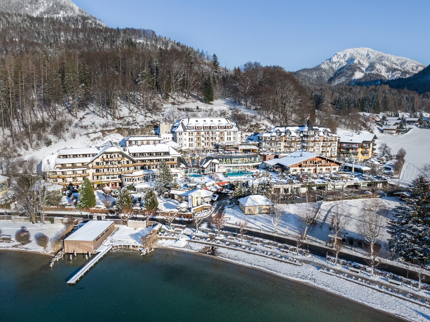 Außenansicht des Waldhotel Fuschlsee Resort im Winter