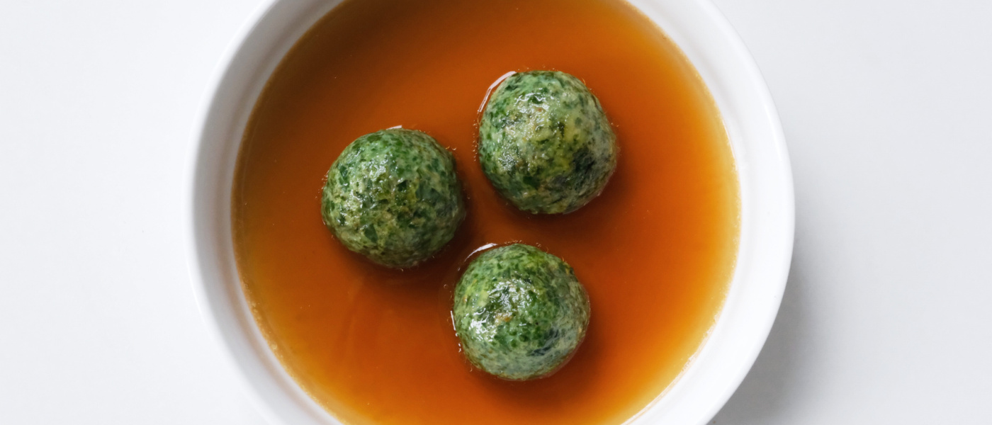 Grünkohl-Gnudi in Rinderbrühe.