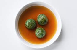 Grünkohl-Gnudi in Rinderbrühe.