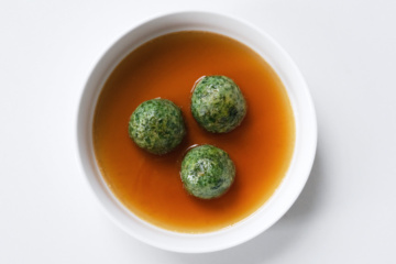 Grünkohl-Gnudi in Rinderbrühe.