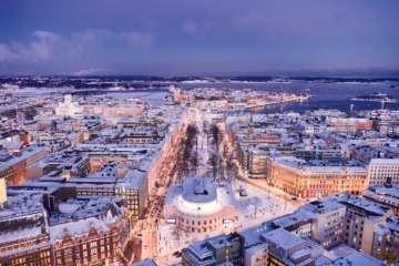 Helsinki im Winter von oben in der Abenddämmerung