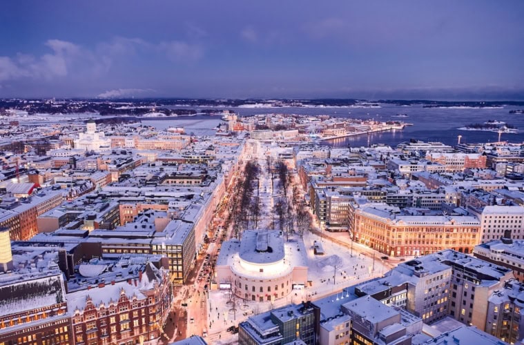 Helsinki im Winter von oben in der Abenddämmerung