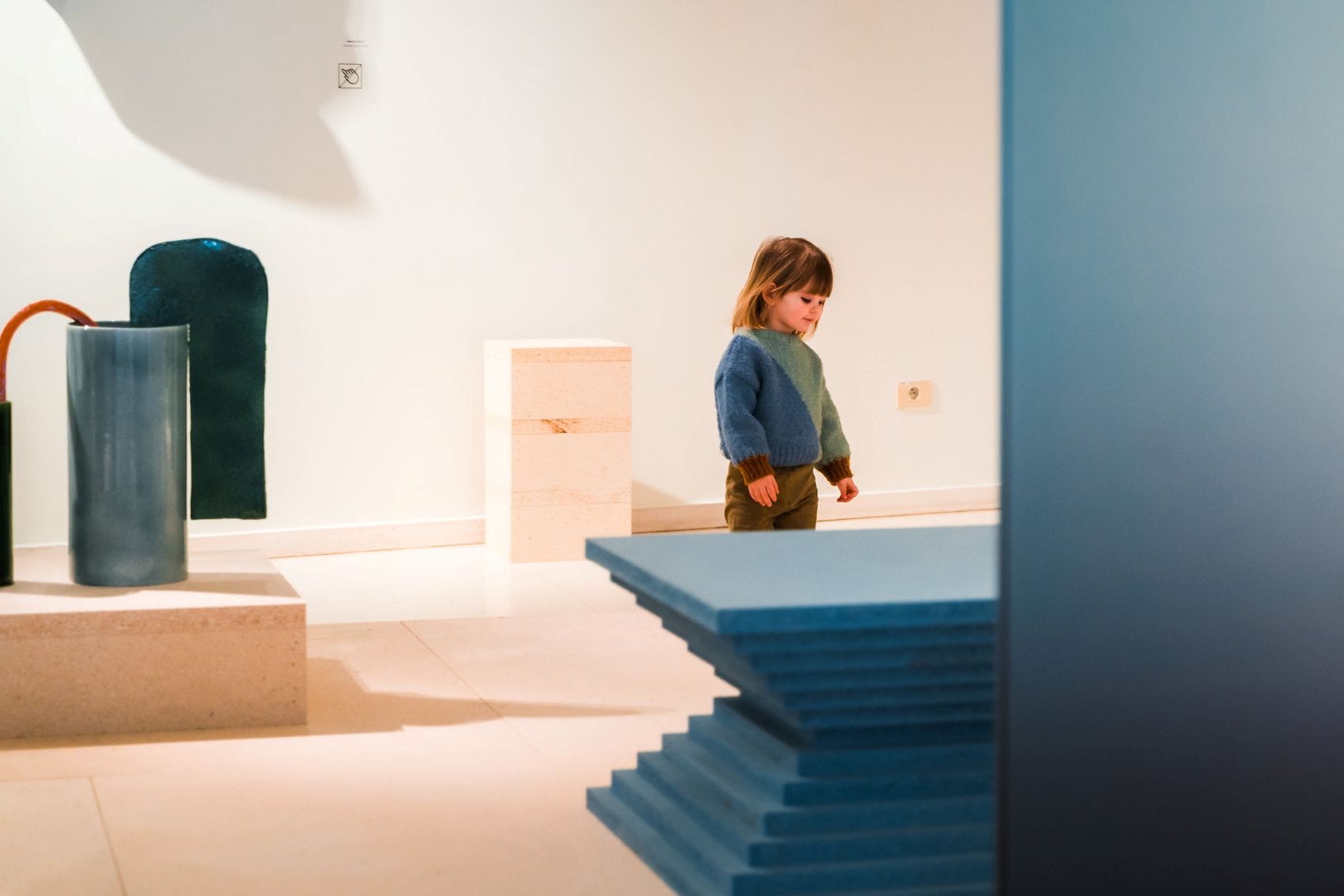 Kleines Mädchen im Designmuseum Gent