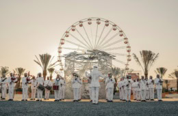 Eine Kapelle spielt in der Wüste Abu Dhabis.