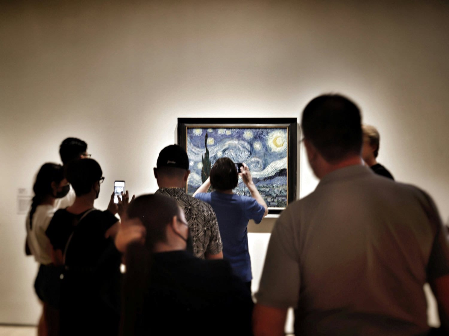 Besucher fotografieren ein Gemälde im MoMa