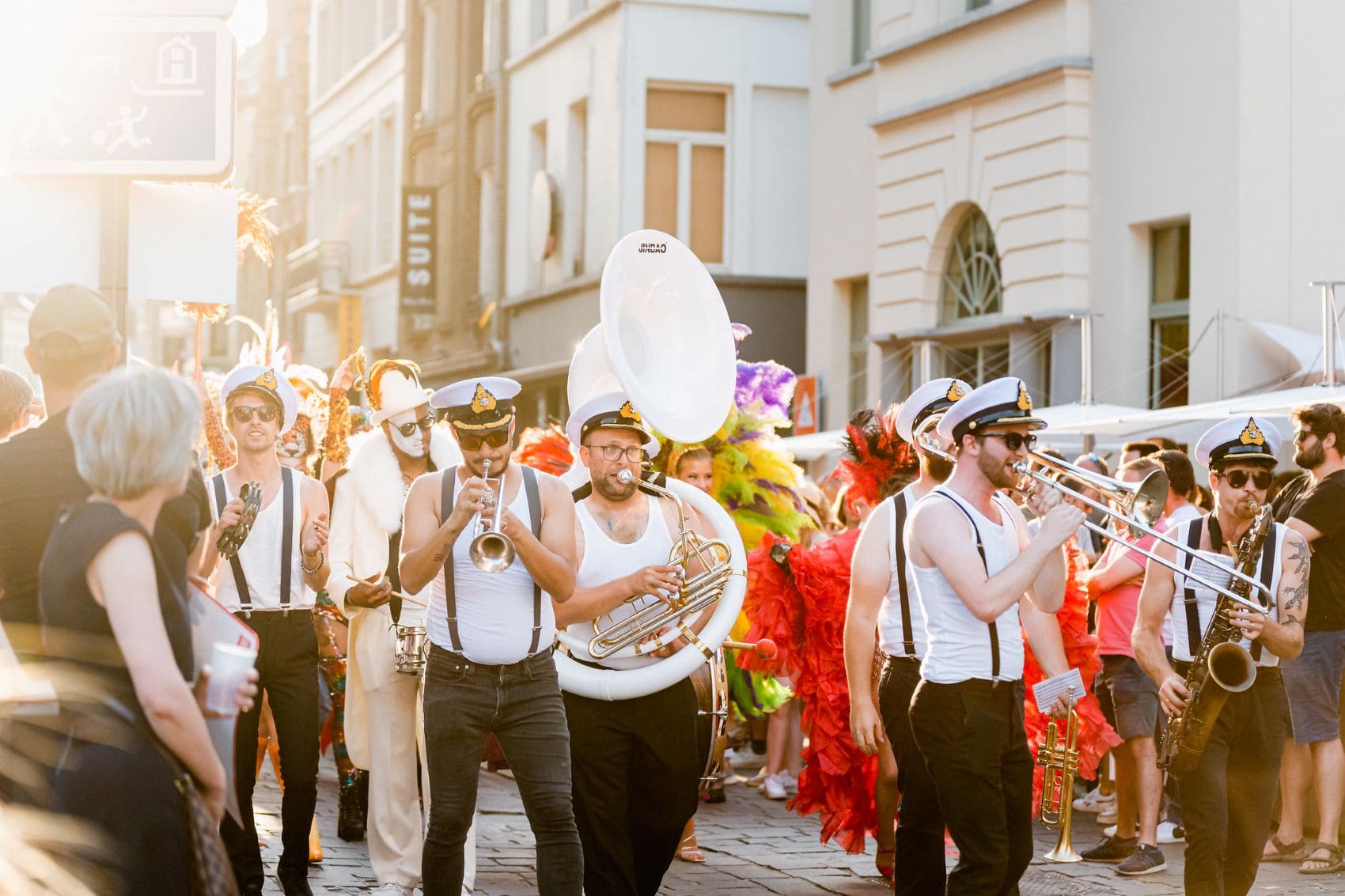 Musikband-Gruppe zieht durch Gent