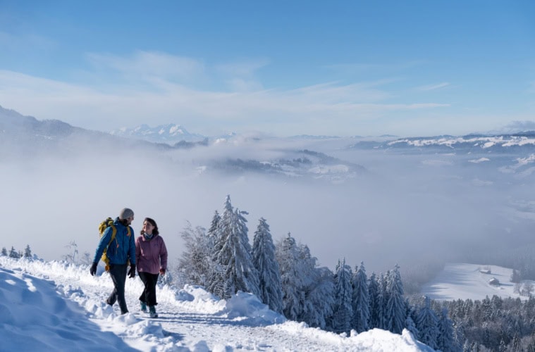 ein Paar wandert durch den Schnee in Oberstaufen