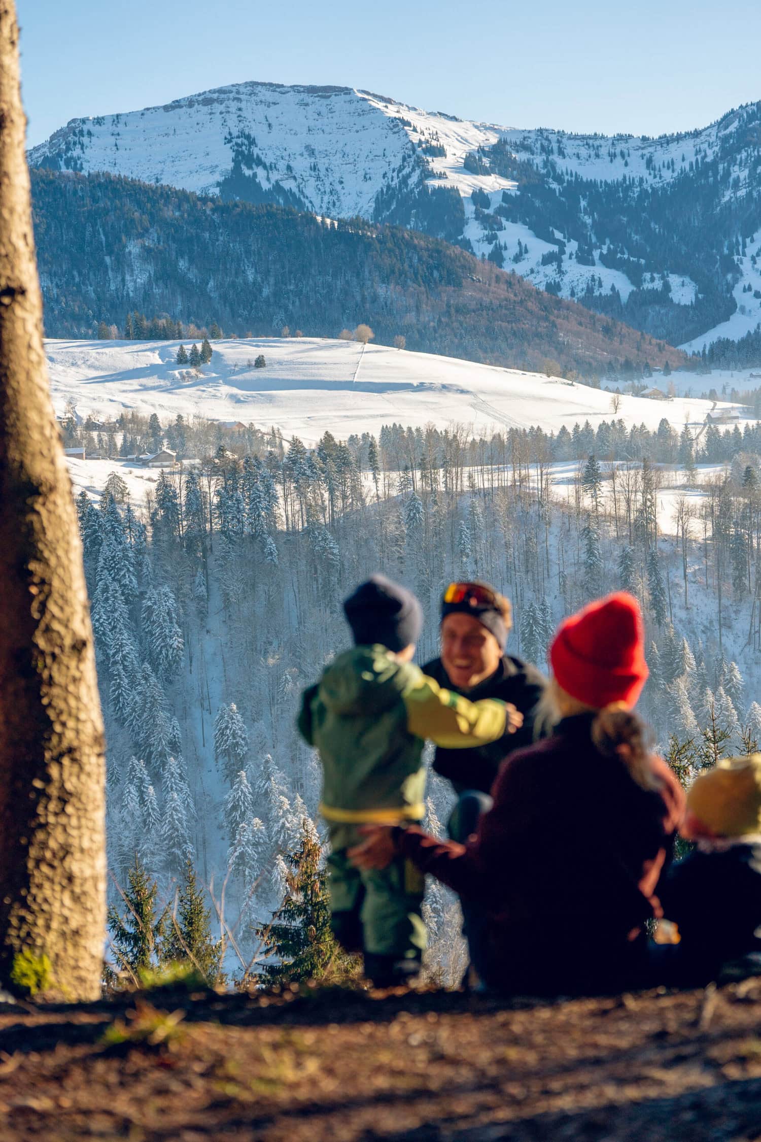 Familie beim Winterwandern
