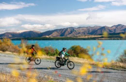 Zwei Radfahrer auf dem Alpine 2 Ocean Cycle Trail.
