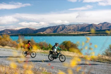 Zwei Radfahrer auf dem Alpine 2 Ocean Cycle Trail.