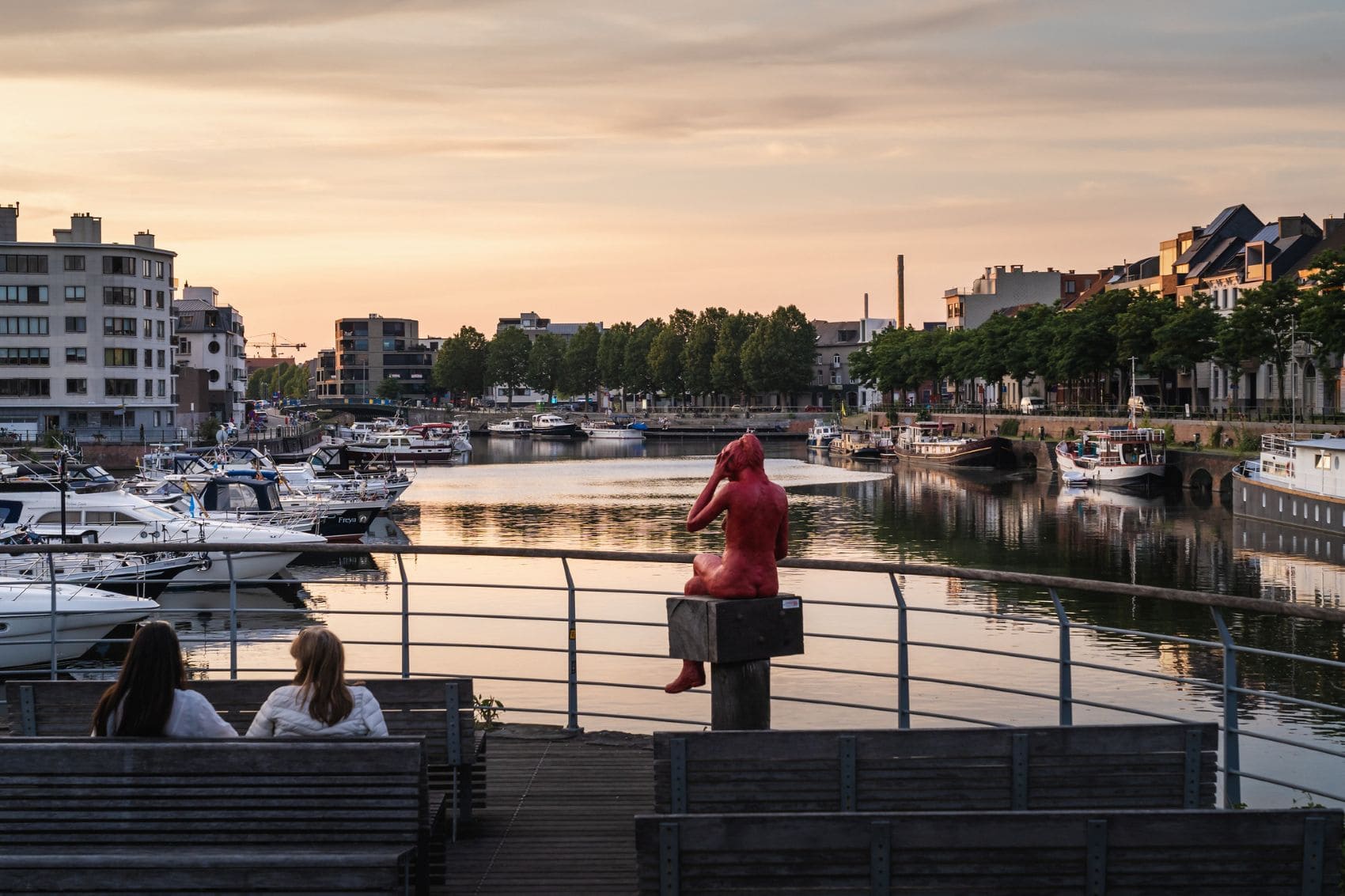 Zwei Frauen sitzen auf Bank am Marinahafen Portus Ganda in Gent