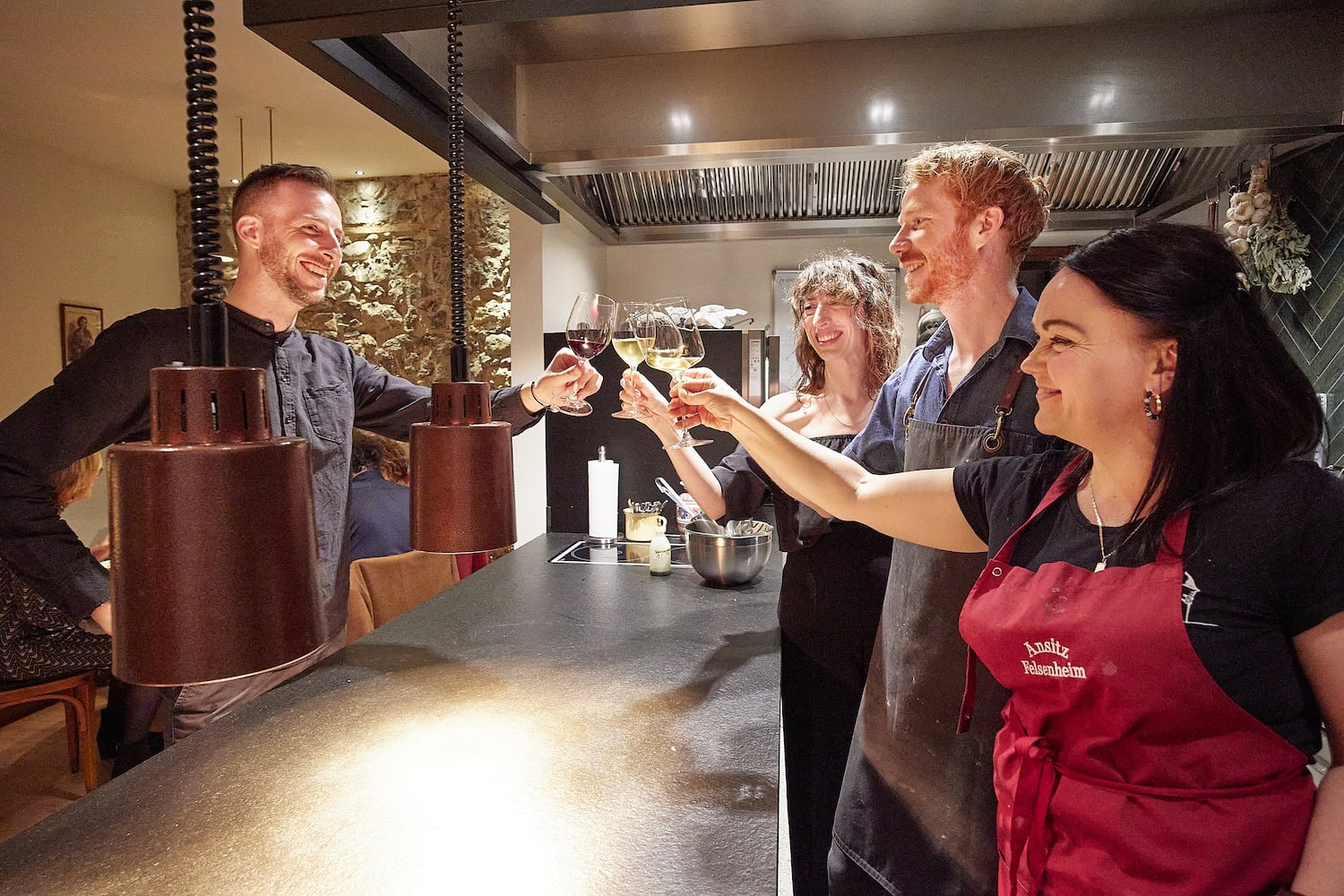 Leute stoßen im Skigebiet Lermoos in Tirol an der Theke an