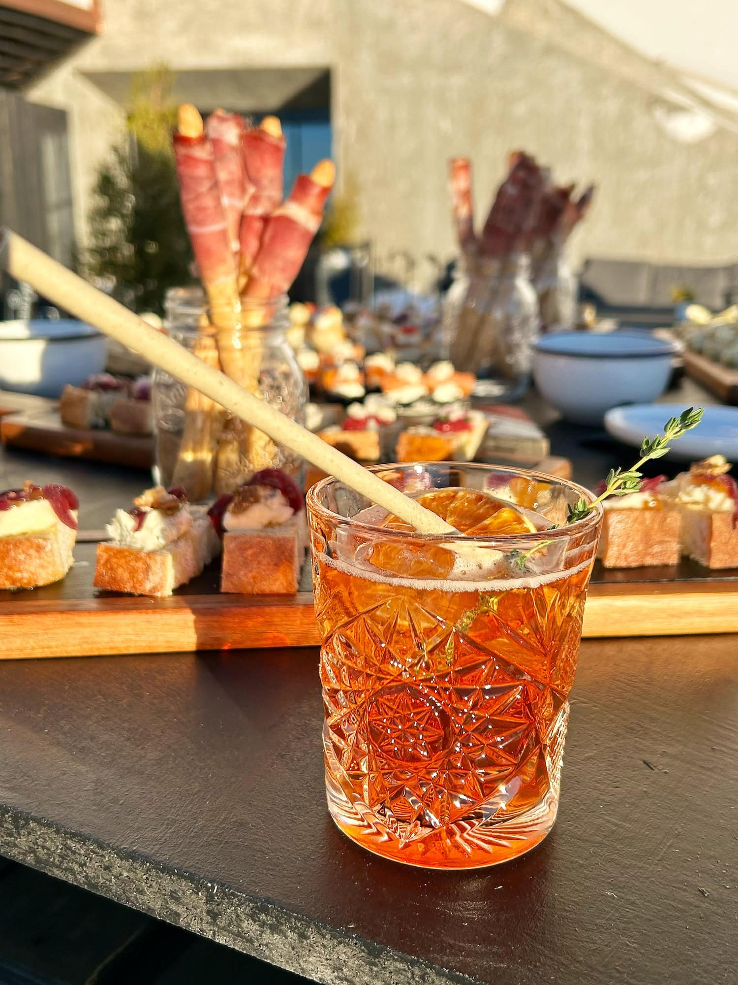 ein Drink nach dem Skifahren im Skigebiet Obereggen