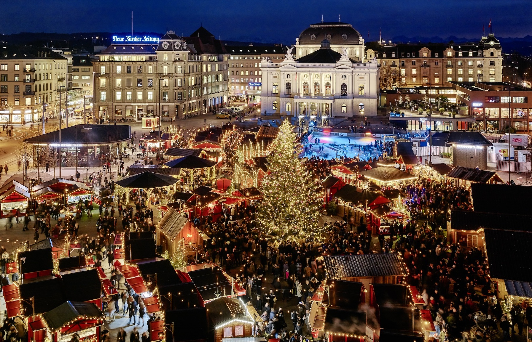 Das Weihnachtsdorf auf dem Sechseläutenplatz. 