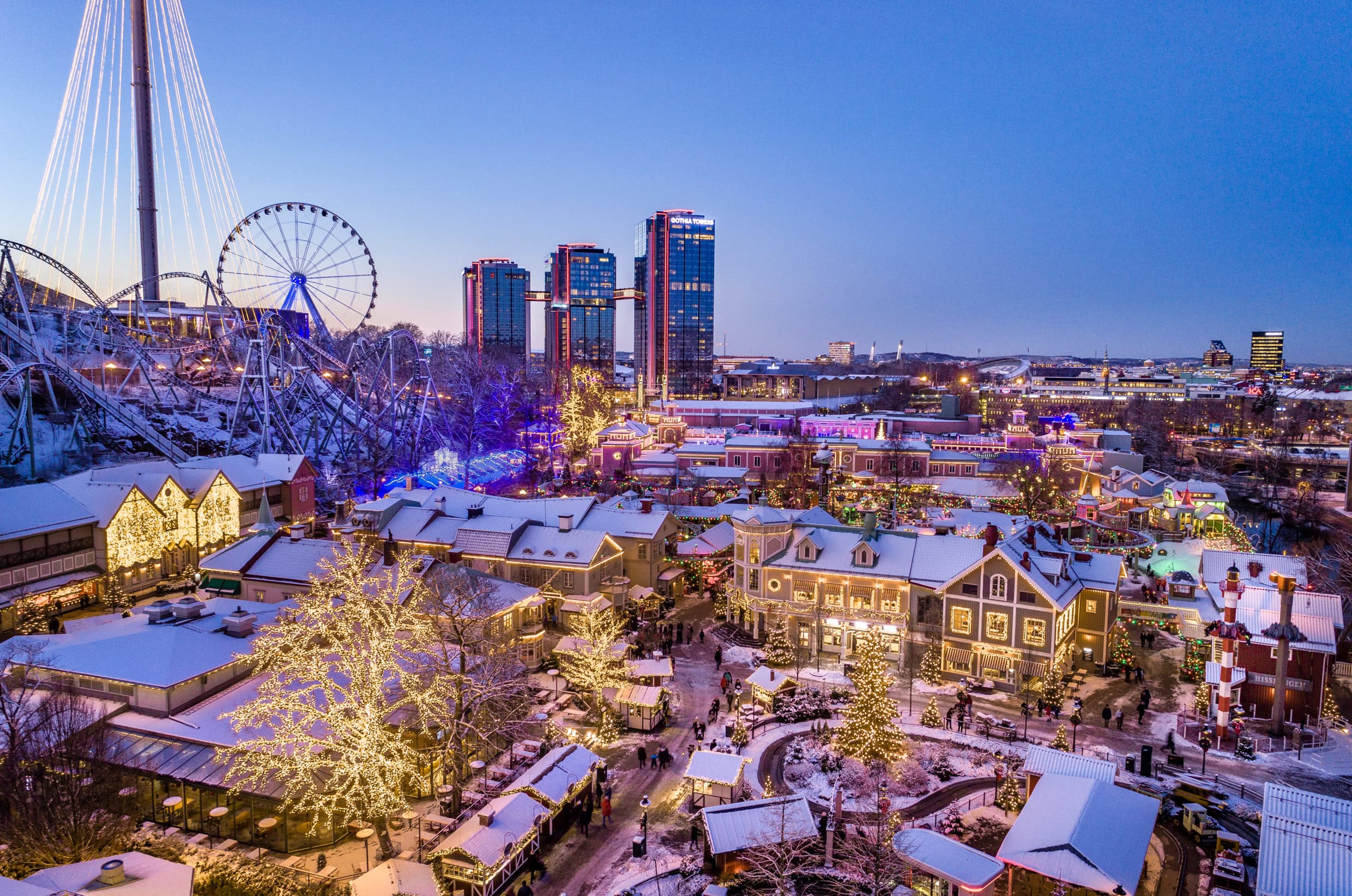 Blick auf den Weihnachtsmarkt im Freizeitpark Liseberg in Göteborg.