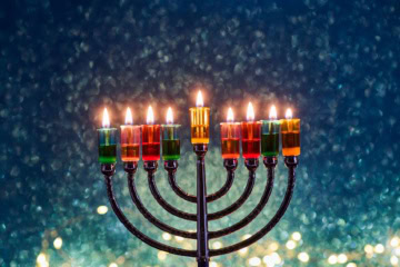 Hanukkah Menorah mit brennenden Kerzen