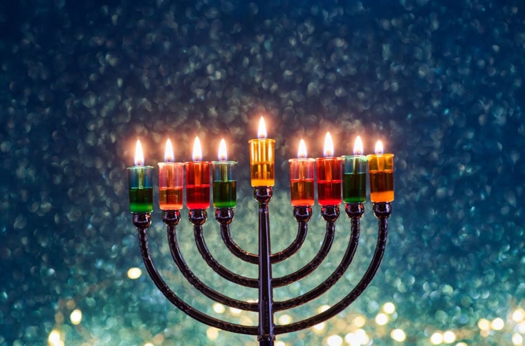 Hanukkah Menorah mit brennenden Kerzen