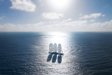 Drohnenaufnahme der übers Meer segelnde Maltese Falcon