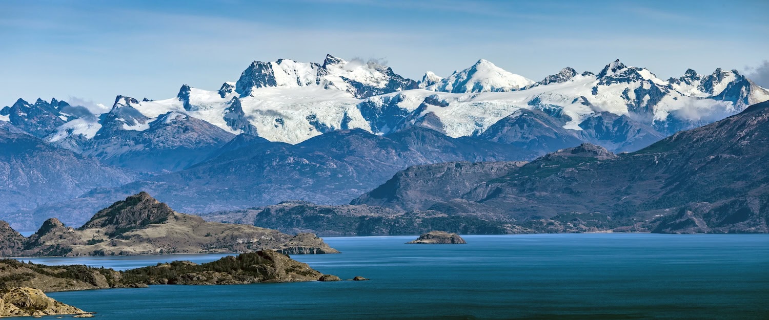 der Lago General Carrera in Chile mit schneebedeckten Bergen im Hintergrund
