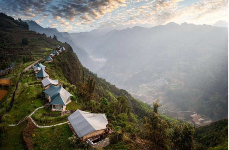 Außenansicht des Vinetree Yunnan-Vietnam Railway Tented Resort in China