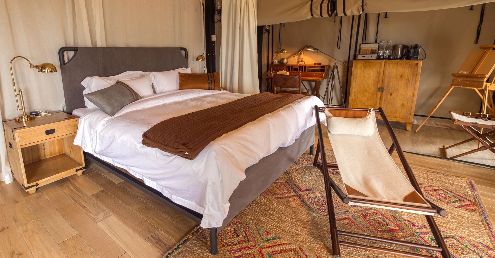 Inneneinrichtung eines Zeltes im Blick auf Zelt, Terrasse und Ausblick im Vinetree Yunnan-Vietnam Railway Tented Resort in China 