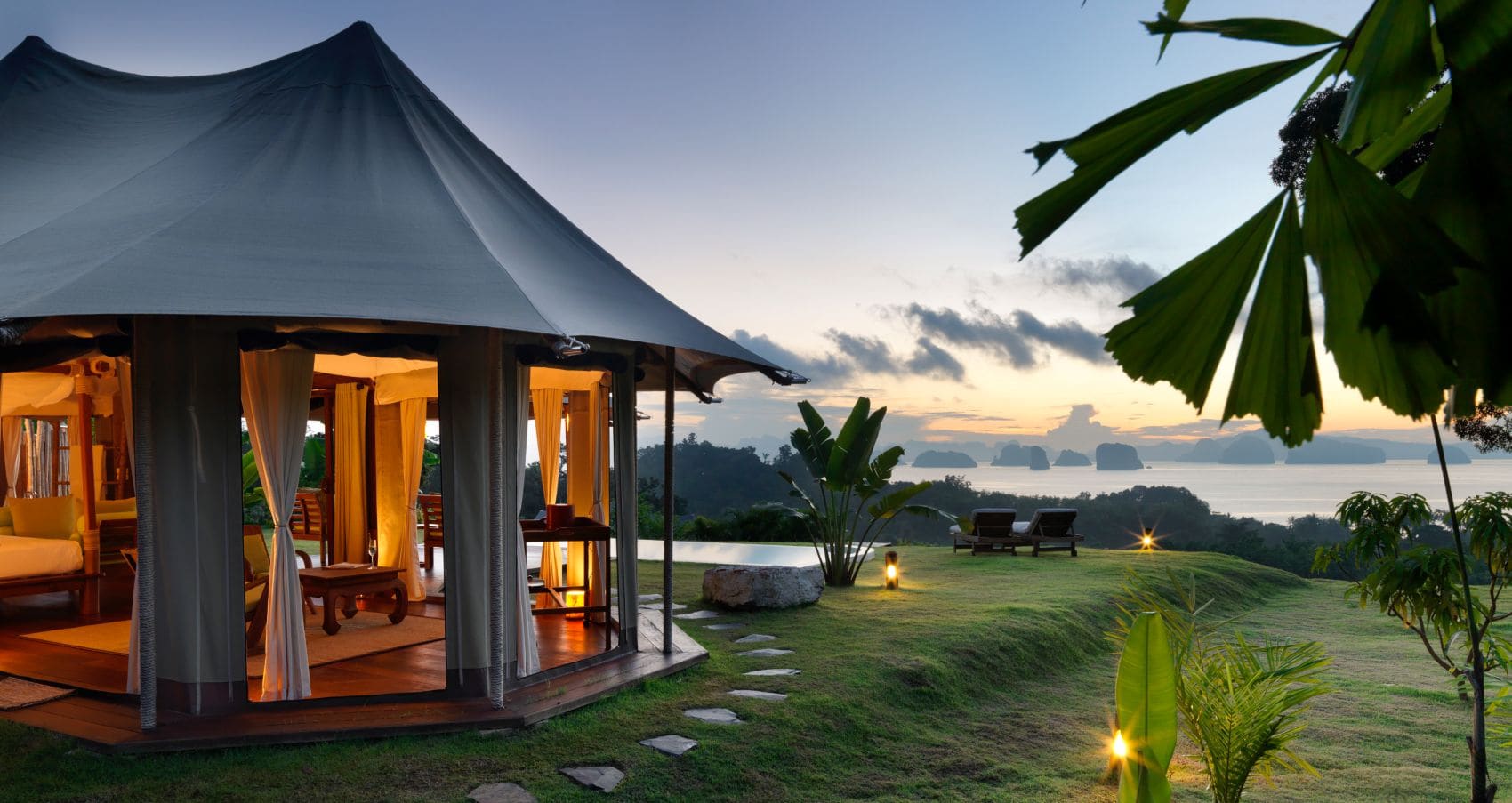 Blick auf Zelt, Terrasse und Ausblick im 9 Hornbills Tented Camp