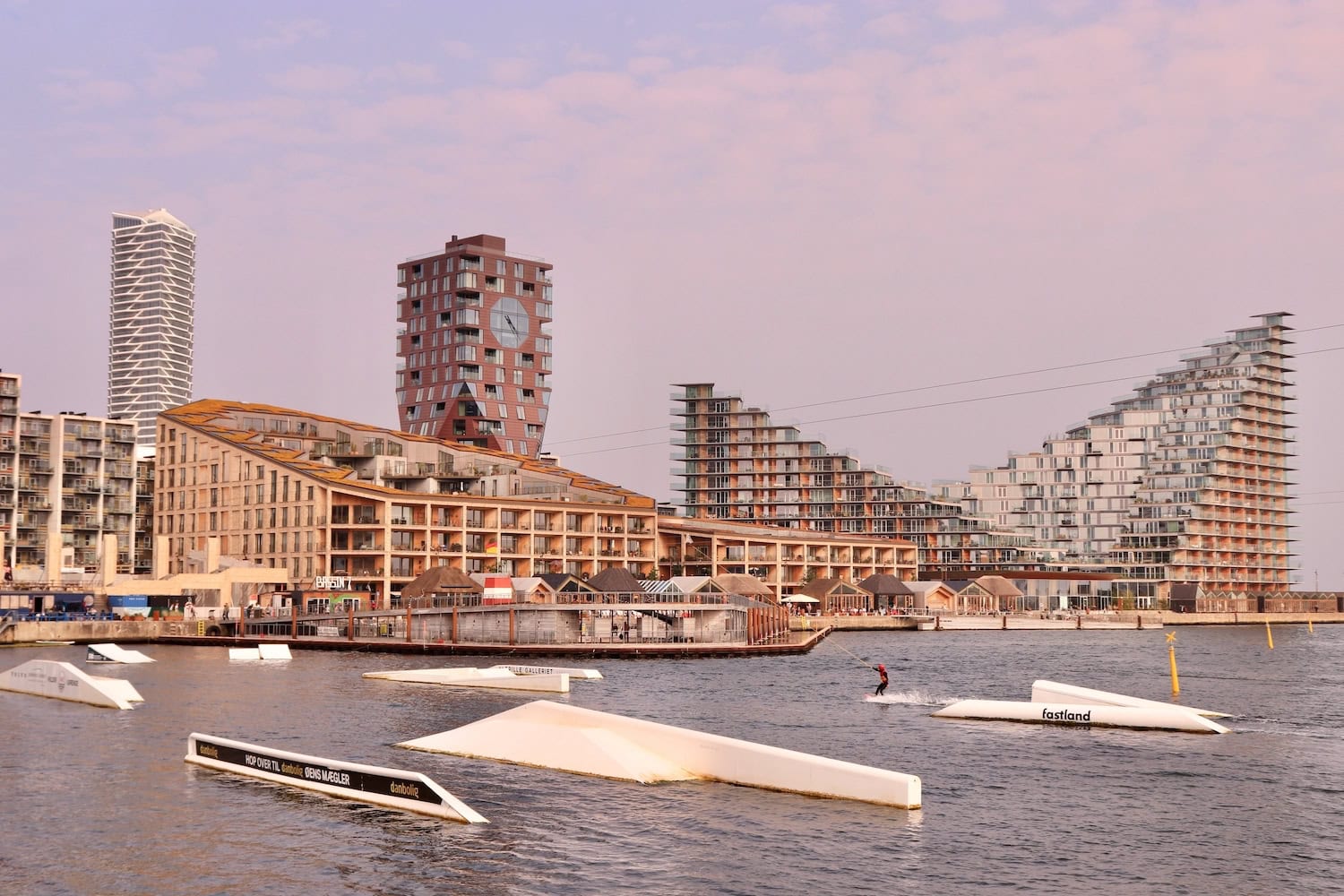 Wasserskifahren vor der Skyline von Aarhus