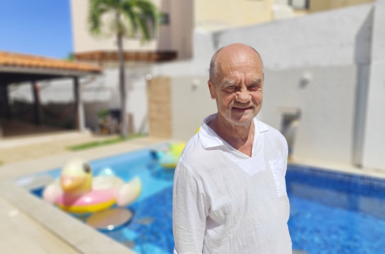 Corny Littmann vor dem Pool in der Villa Encantada in Salvador, Brasilien
