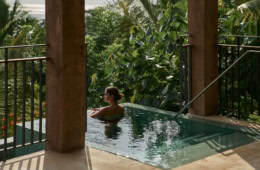 Frau genießt Ausblick im Privatpool des Siari Riviera Nayarit Ritz-Carlton Reserve