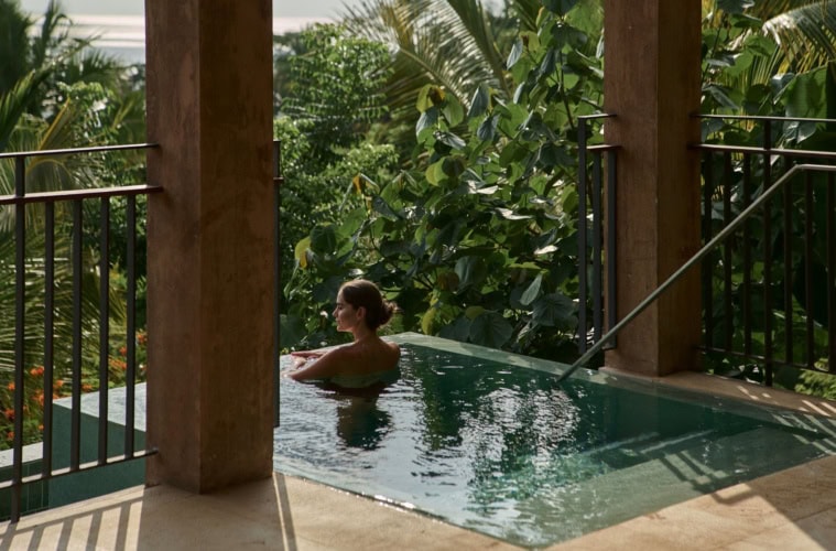 Frau genießt Ausblick im Privatpool des Siari Riviera Nayarit Ritz-Carlton Reserve