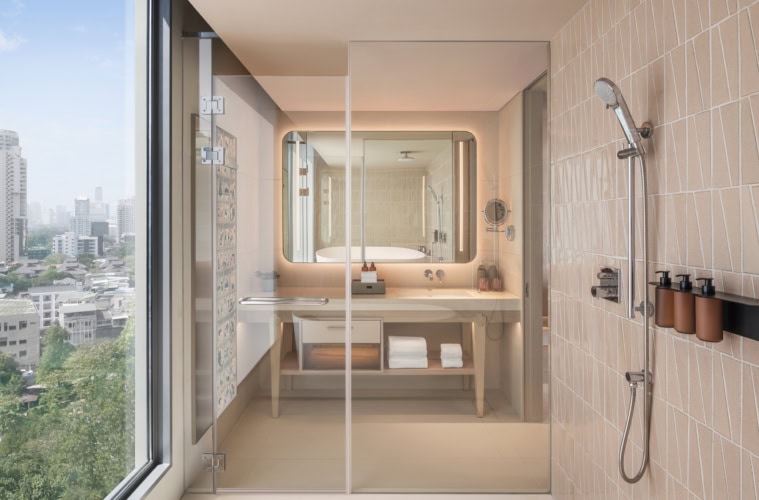 Ein Badezimmer im neuen Kromo Bangkok.