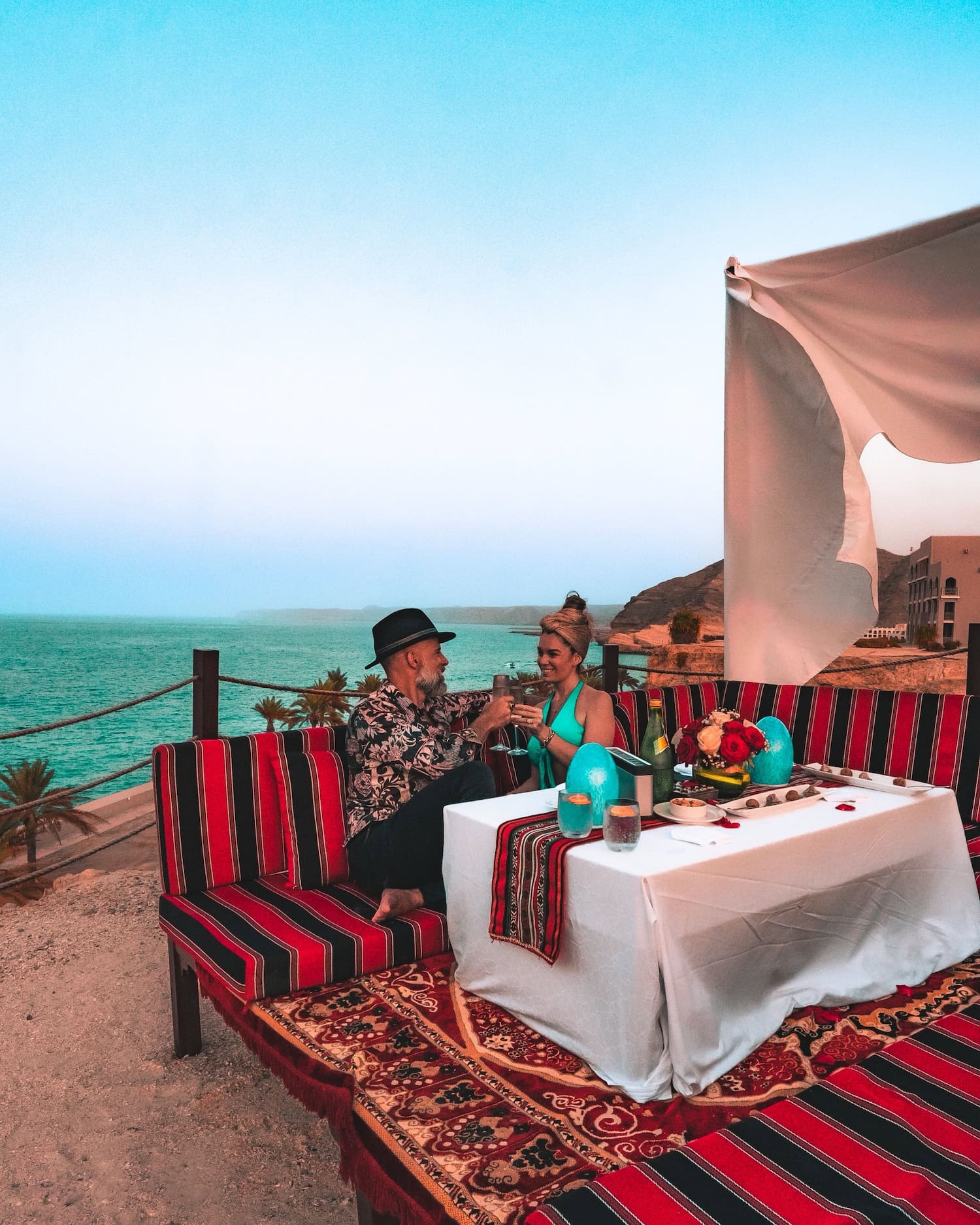 Paar in Oman beim Lunch am Meer