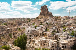 Das Felsendorf Ortahisar in der Türkei.