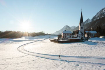 Langlaufen bei Sonnenschein in Tirol