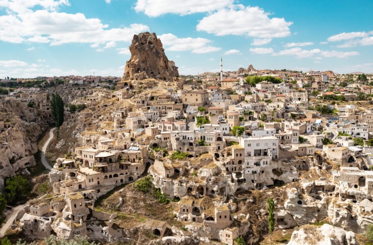 das Felsendorf Ortahisar in der Türkei