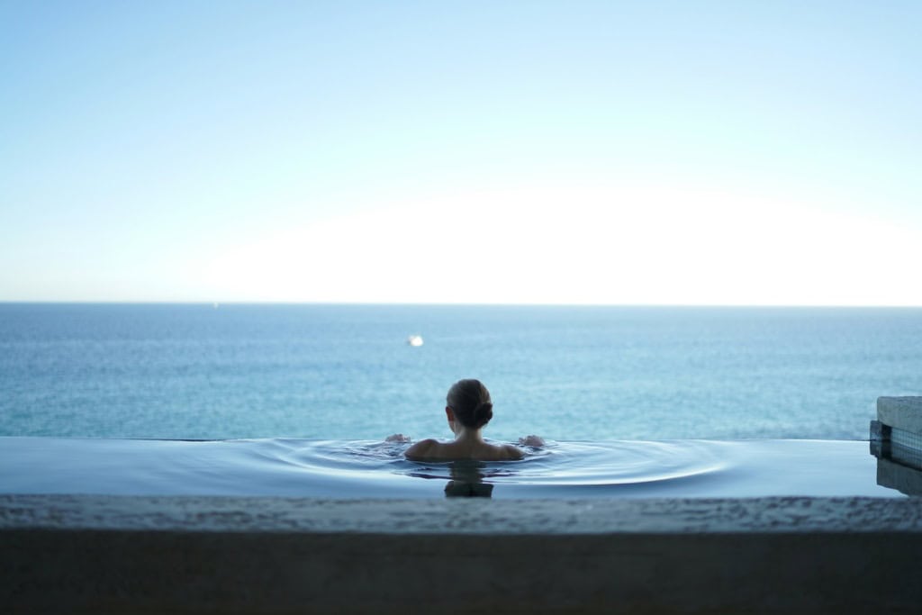 Frau in einem Infinity-Pool