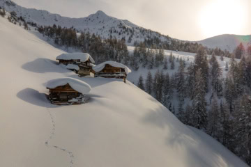 Schnee liegt auf der Kadermäder Alm.