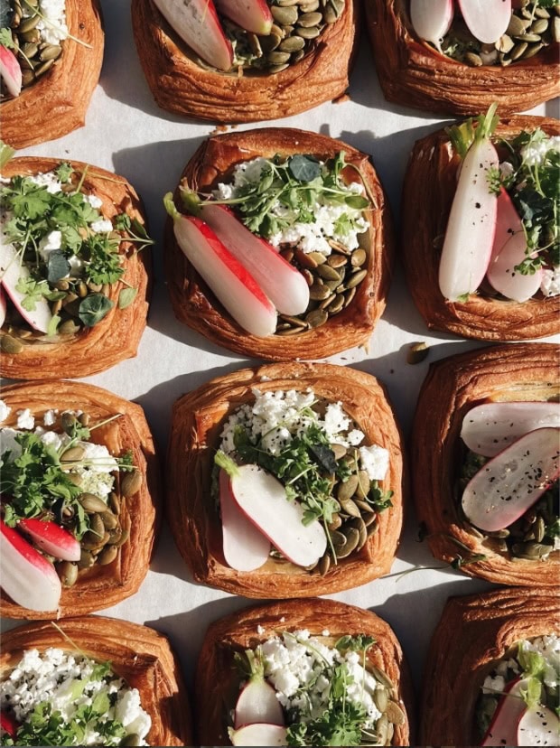 Foto von einem Gebäck mit Blätterteig und Gemüse in einer schottischen Bäckerei