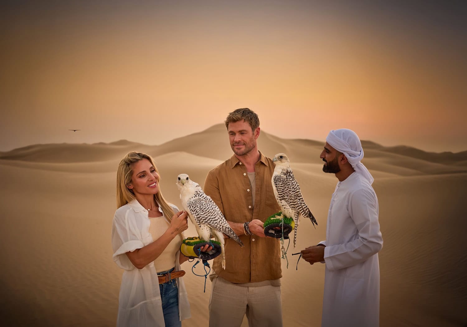 Chris Hemsworth in der Wüste von Abu Dhabi mit einem Falken.