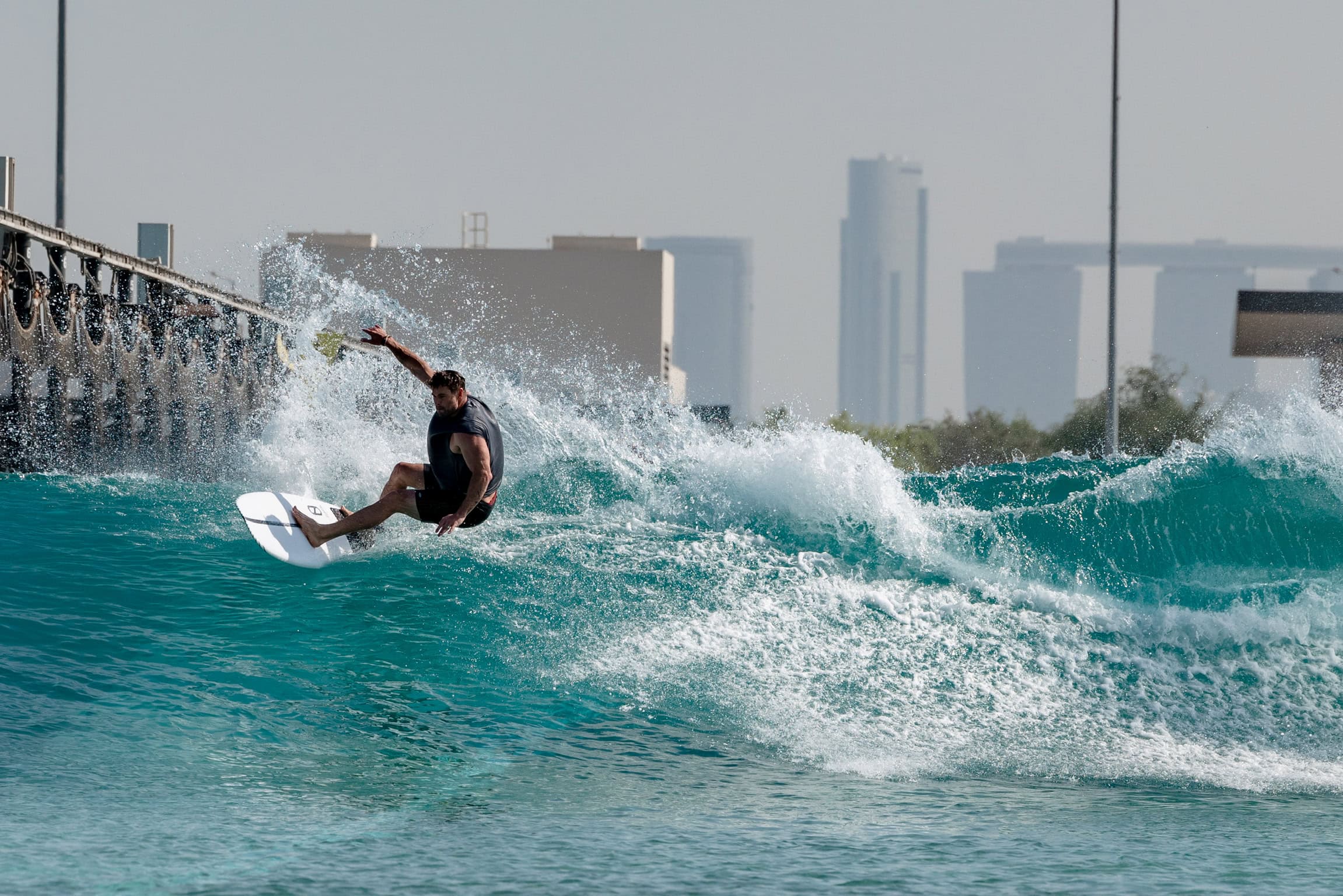 Chris Hemsworth liebt Surfen. So musste er auch den Wasserpark in Abu Dhabi ausprobieren. 