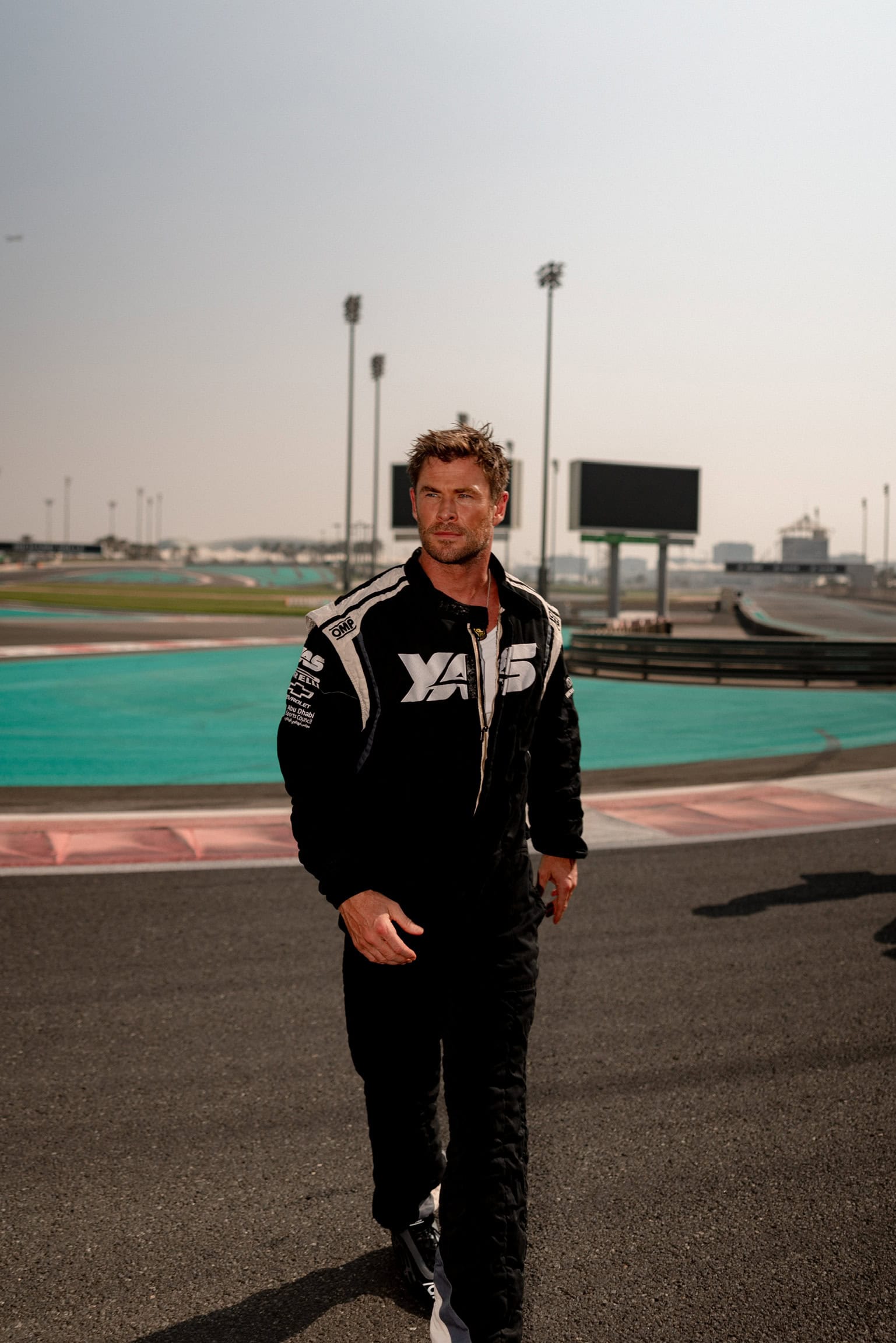 Chris Hemsworth auf dem Formel Eins Race Track in Abu Dhabi.